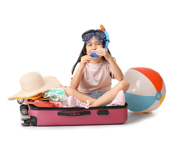 Cute girl z walizką i rzeczy na białym tle — Zdjęcie stockowe