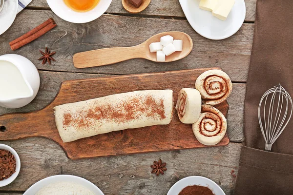 La preparación de los bollos sabrosos de canela en la cocina — Foto de Stock