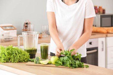 Mutfakta sağlıklı meyve suyu hazırlayan bir kadın.