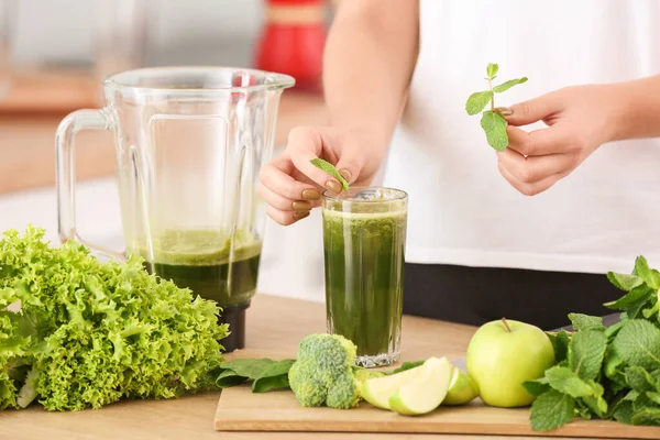 Mulher preparando smoothie saudável na cozinha — Fotografia de Stock