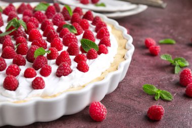 Lezzetli ahududu turtası masada, yakın plan.