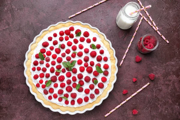 Tasty raspberry pie and bottle of milk on color background — Stock Photo, Image