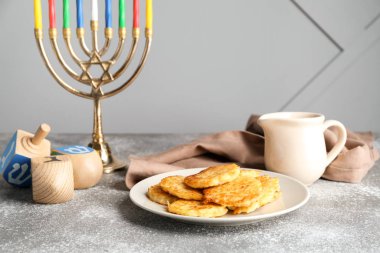 Menorah, masada Hanuka için patates gözlemesi ve dreidels.