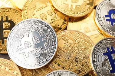 Pek çok altın ve gümüş bitcoin, yakın plan görünüm