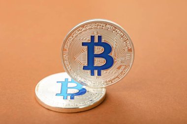 Renk arka plan üzerinde gümüş bitcoins