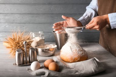 Mutfakta un eleyen kadın