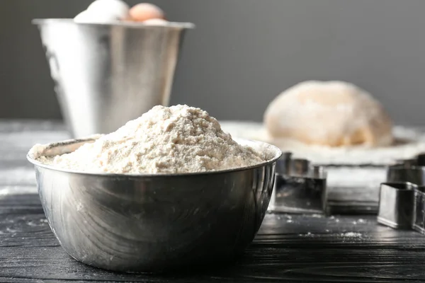 Bowl with wheat flour on table — Stock Photo, Image