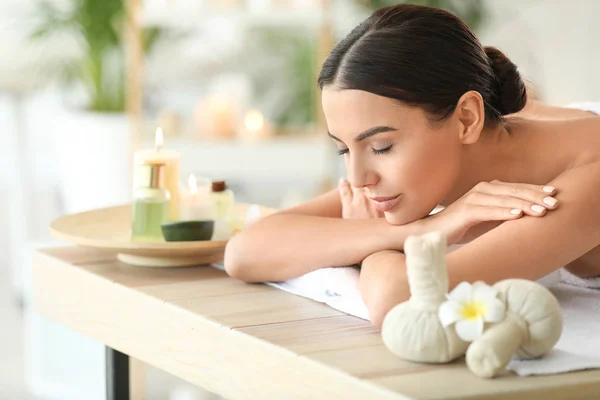 Hermosa mujer joven relajarse en el salón de spa —  Fotos de Stock