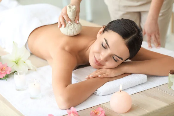 Beautiful young woman relaxing in spa salon — Stock Photo, Image