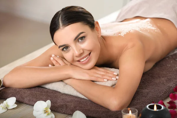 Bella giovane donna rilassante nel salone spa — Foto Stock
