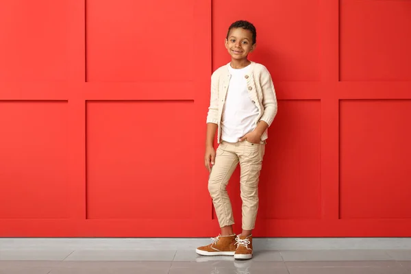 Fashionabla afroamerikanska pojke i höst kläder nära färg vägg — Stockfoto