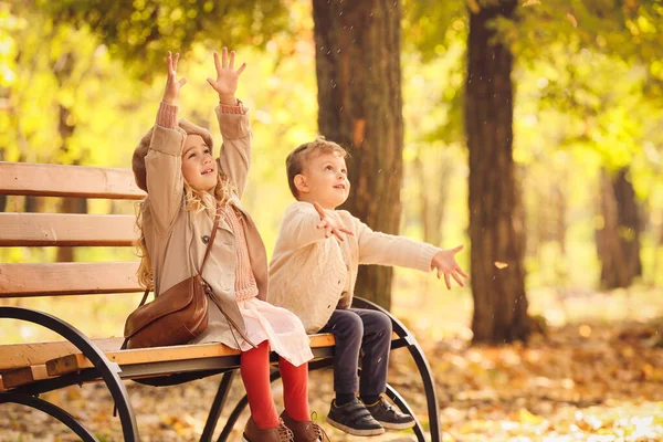 Niedliche kleine Kinder haben Spaß im Herbstpark — Stockfoto