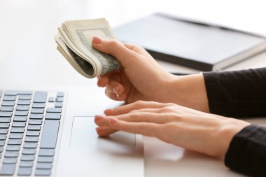 Masada dizüstü bilgisayar kullanan bir kadın.