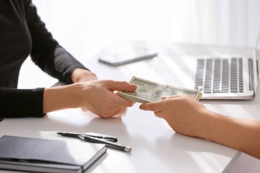 Masada dolar banknotları olan kadınlar.