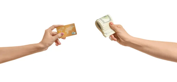 Dolar banknotları ve beyaz arka planda kredi kartı olan kadın eller. — Stok fotoğraf