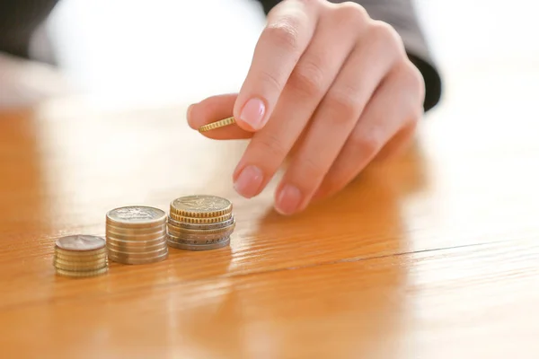 Mujer contando monedas en la mesa — Foto de Stock