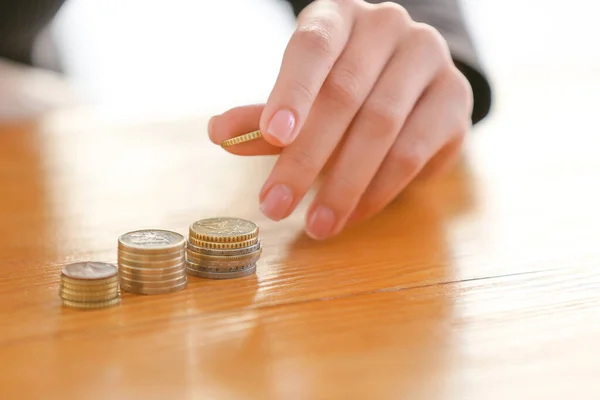 Mulher contando moedas à mesa — Fotografia de Stock