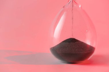 Renkli arkaplanda kristal kum saati