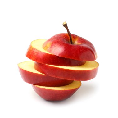 Beyaz arka planda dilimlenmiş taze elma