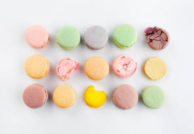 Beyaz arka planda farklı lezzetli makaronlar.