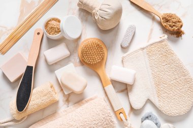 Beyaz arkaplanda banyo ögeleri kümesi