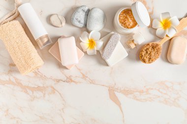 Beyaz arkaplanda banyo ögeleri kümesi