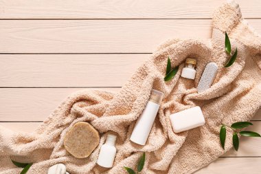 Tahta masada banyo malzemeleri var.