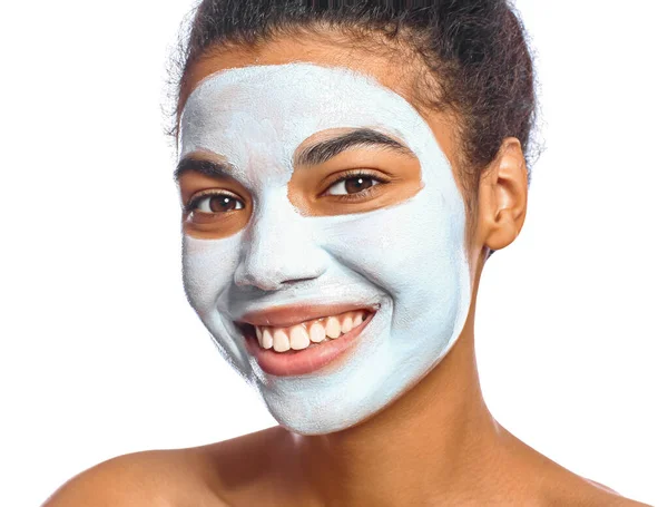 Krásná afroameričanka s obličejovou maskou na bílém pozadí — Stock fotografie