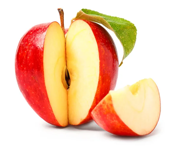 Нарізане свіже яблуко на білому тлі — стокове фото