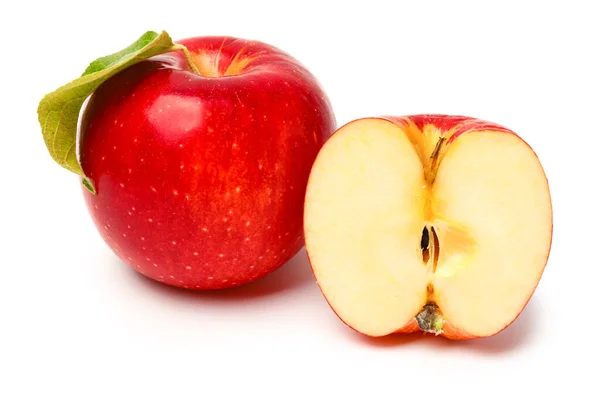 Frische reife Äpfel auf weißem Hintergrund — Stockfoto