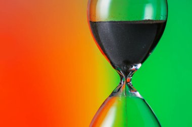 Renkli arkaplanda kristal kum saati