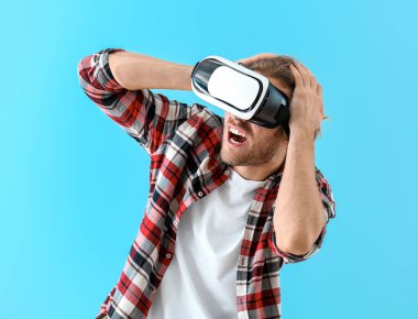 VR gözlükleri olan genç bir adam.