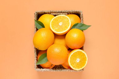 Arka planda taze portakallı sepet