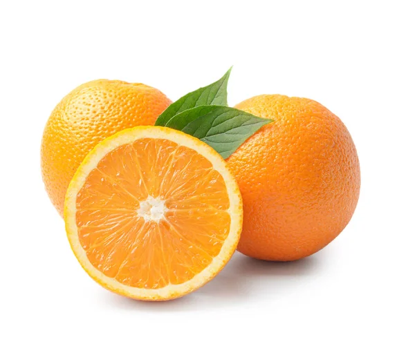 Świeże pomarańcze na białym tle — Zdjęcie stockowe