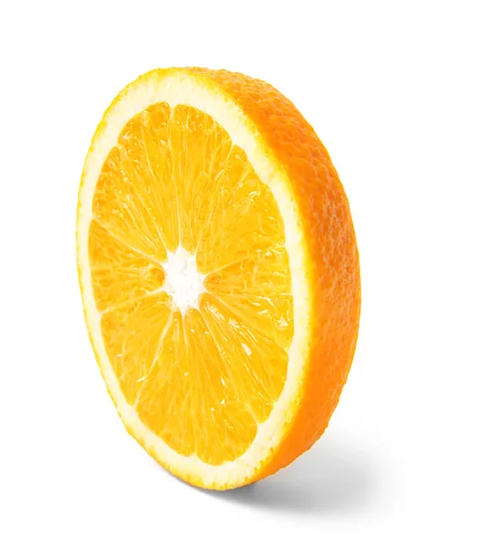 Fatia de laranja fresca no fundo branco — Fotografia de Stock