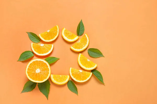 Fresh orange pieces on color background — Stock Photo, Image