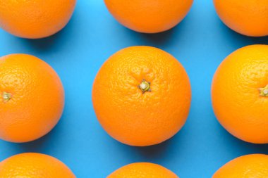 Renkli arkaplanda taze portakallar