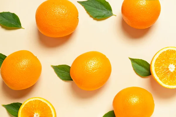 Naranjas frescas sobre fondo claro —  Fotos de Stock