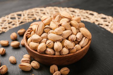 Masada lezzetli fıstık fındık ile kase