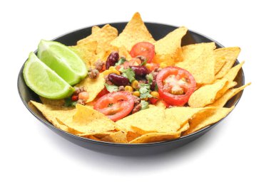 Lezzetli biberli et ve beyaz arka planda nachos.