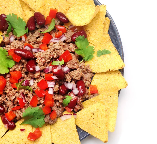 Piatto con gustoso chili con carne e nachos su sfondo bianco — Foto Stock