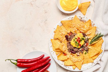 Lezzetli biberli et ve beyaz arka planda nachos.