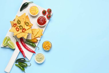 Lezzetli nachos, sos ve kırmızı biberli pano.