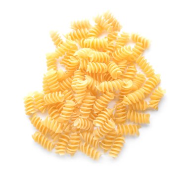 Beyaz arka planda lezzetli pişmemiş Makarna