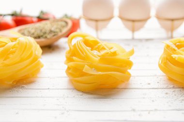 Beyaz tahtada pişmemiş makarna, yakın plan.