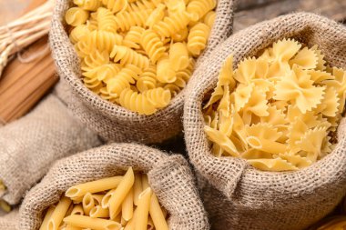 Farklı pişmemiş makarna torbaları.