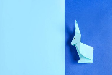 Origami tavşanı renk arkaplanda