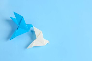 Origami kuşlar renk arka plan üzerinde
