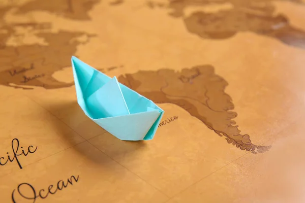 Origami barca sulla mappa del mondo — Foto Stock