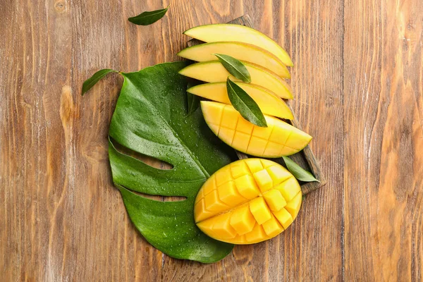 Fruta de mango cortada sobre fondo de madera — Foto de Stock
